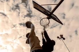 晚安！库里26秒准绝杀，砍31+7+7遭使绊险受伤，勇士120-113雄鹿