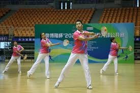 凯尔特人小球迷和远道而来的瑞士年轻人球迷互动